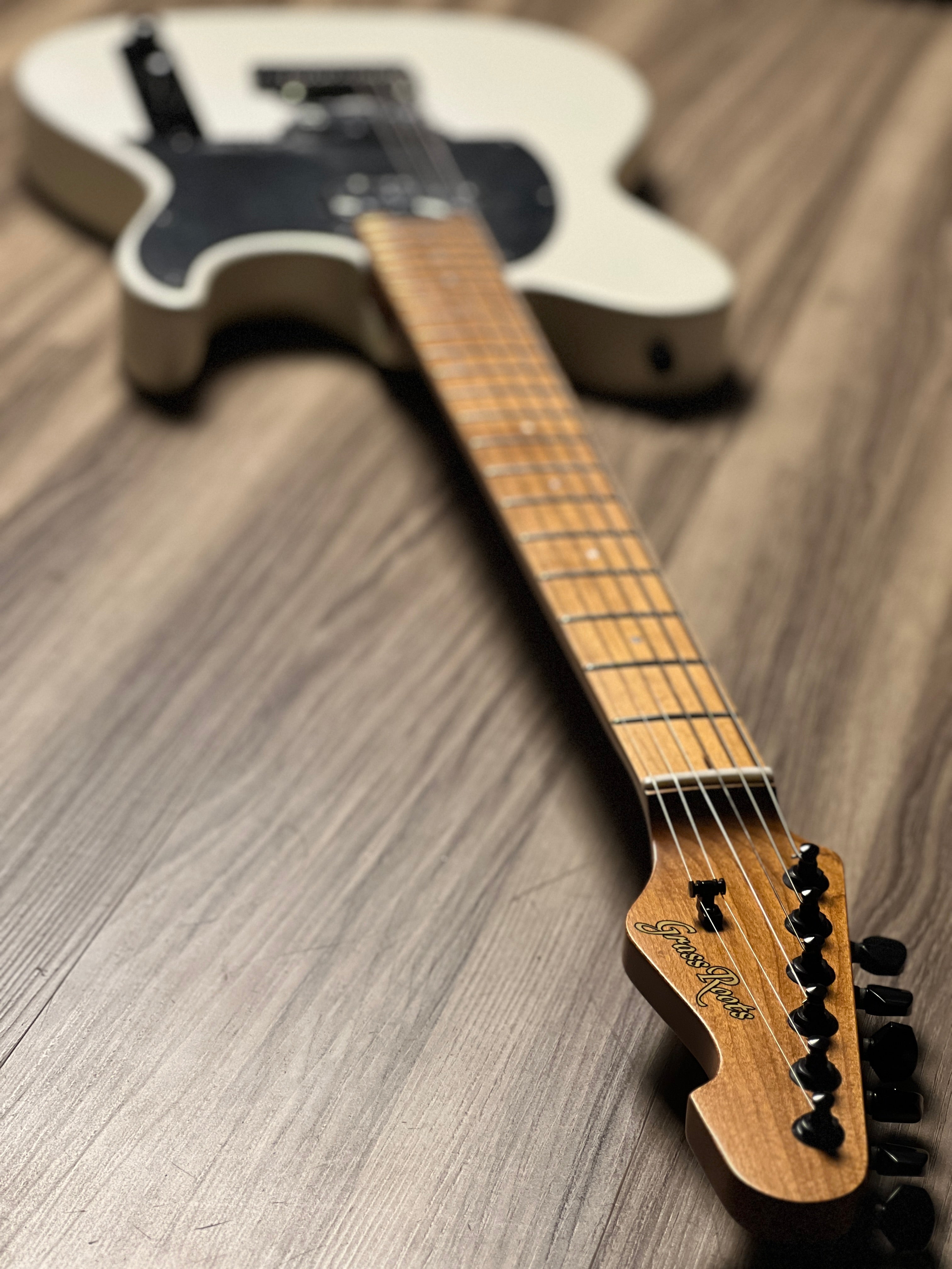 Grass Roots G Throbber WK/M in Pearl White Satin – nafiriguitar.com