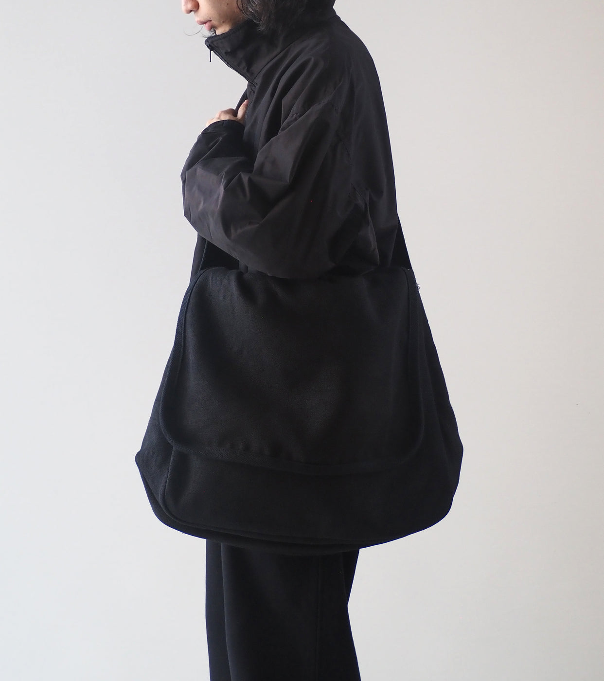 COMOLI ヘンプ ダック ショルダー バック , Black – Navyblue