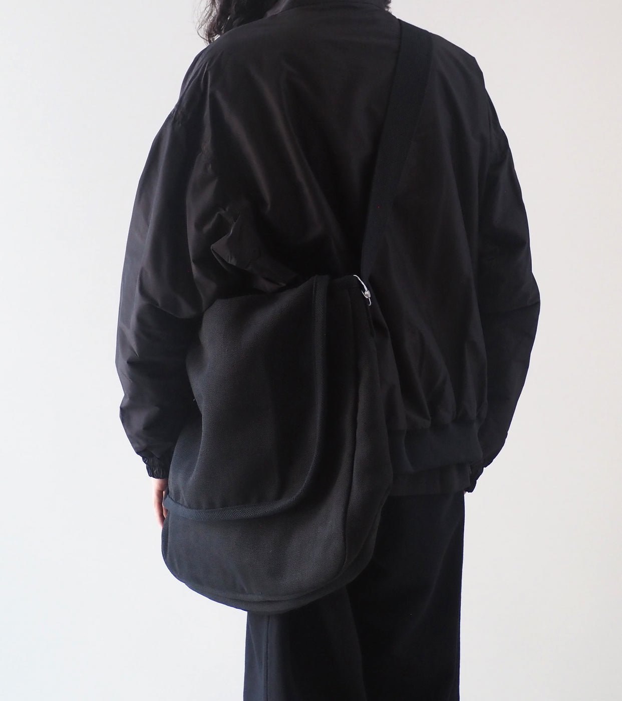 COMOLI ヘンプ ダック ショルダー バック , Black – Navyblue
