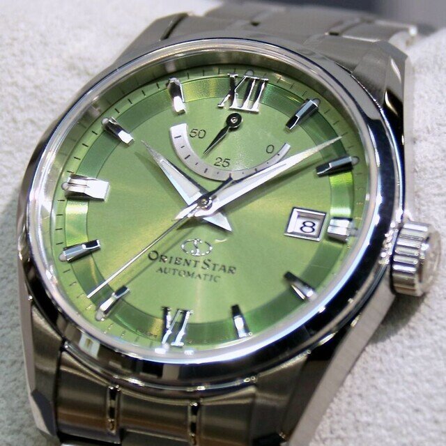 落ち着いたアースカラーの文字板が使いやすい、オリエントスター