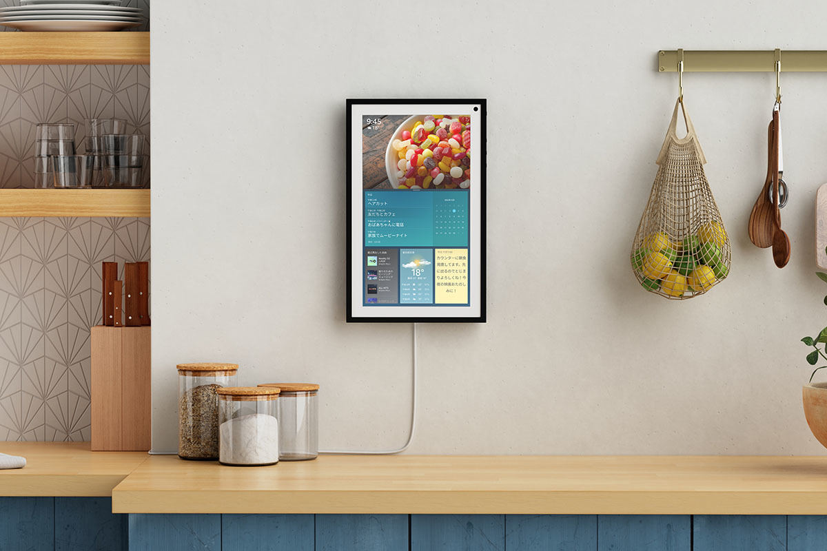 壁に掛けられるスマートディスプレイ「Echo Show 15」。29,980円