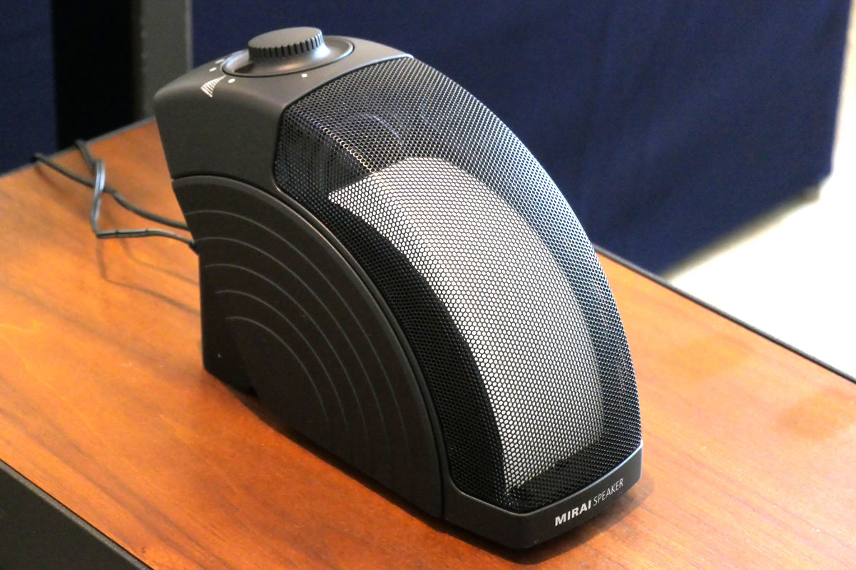 秘密は曲げ板！ テレビの音がよく聞こえる「ミライスピーカー」、高田