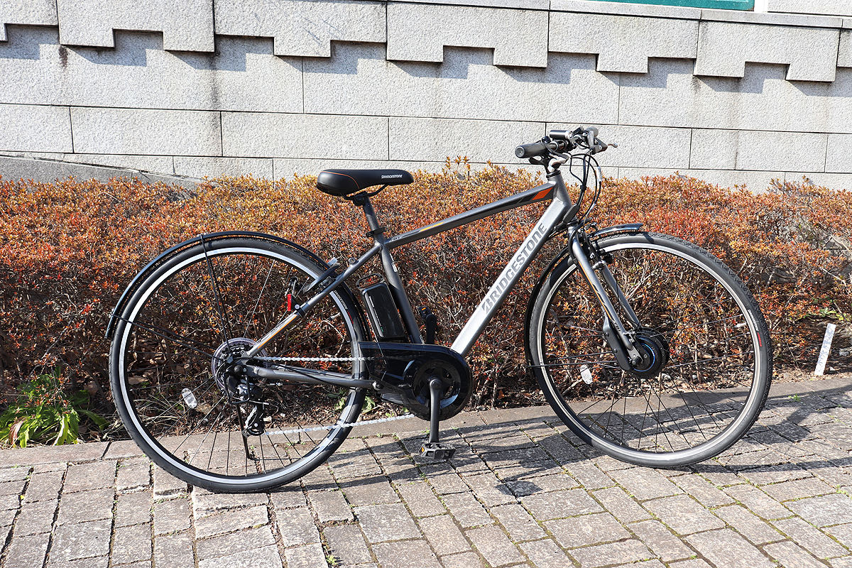 走りながら自動充電ができる電動クロスバイク、ブリヂストン「TB1e