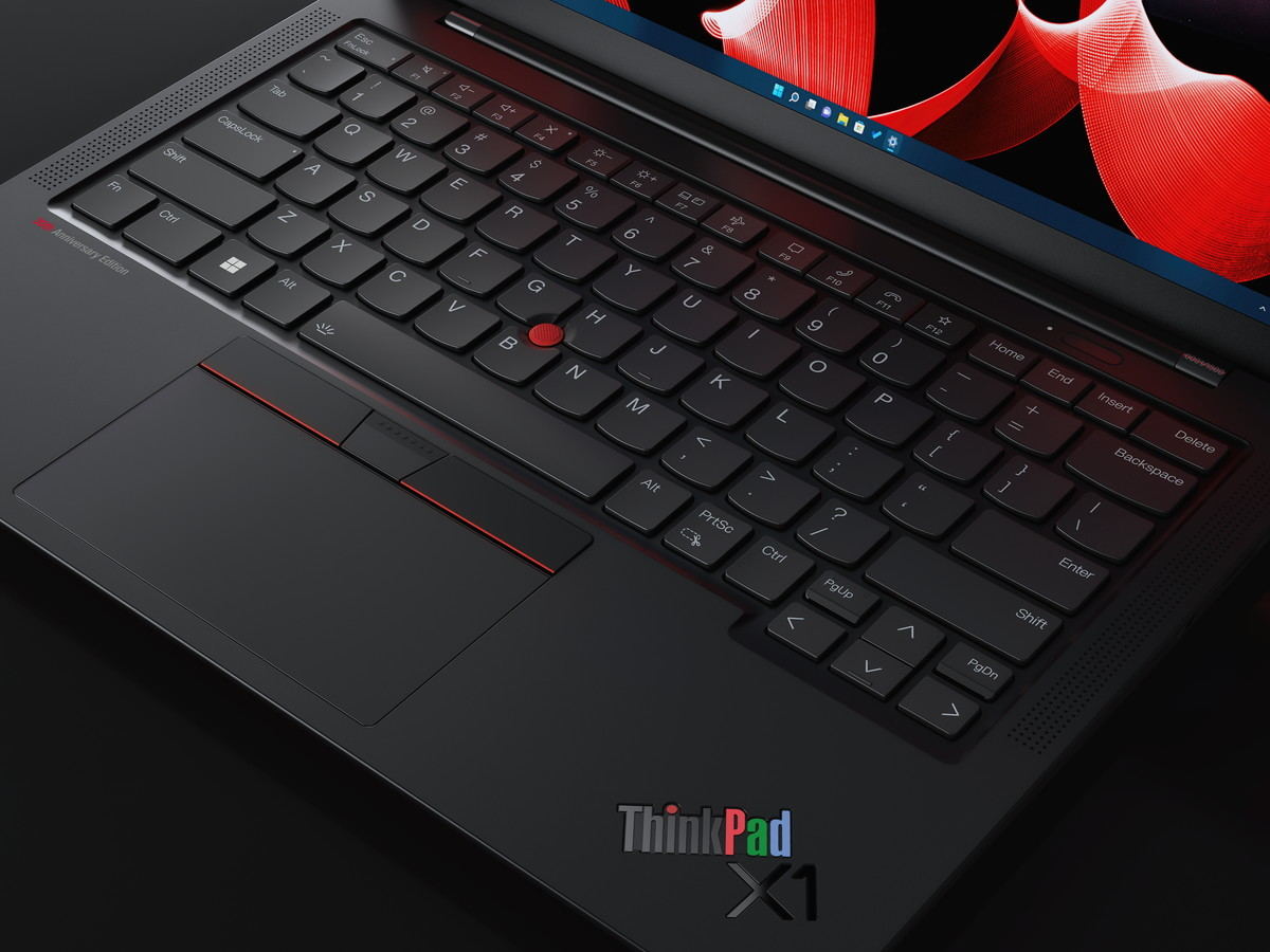 ThinkPad X1 Carbon Gen 10に30周年記念モデルが登場 - ロゴがRGB