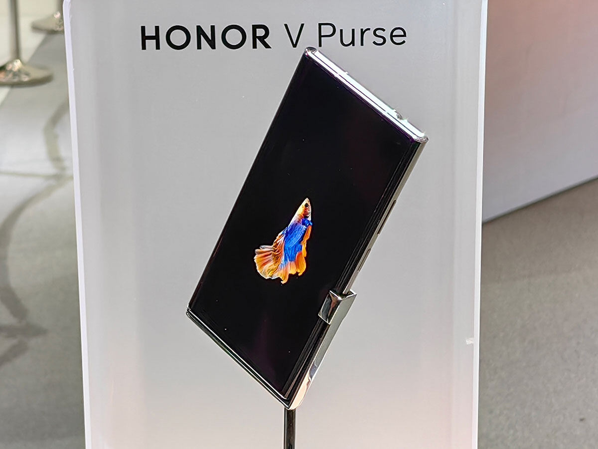 まるで小さなハンドバッグ！ ファッション折りたたみスマホ「HONOR V