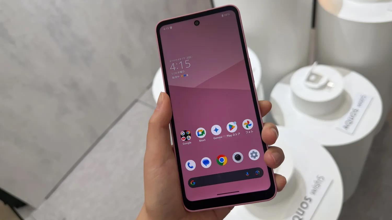 シャープの新スマホ ｢AQUOS wish5｣ 実機を体験。高圧洗浄にも耐え