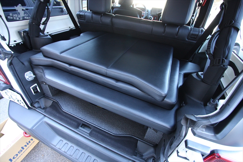 マニアック！ラングラーマニュアル車に特注ベッド製作｜ハイエース