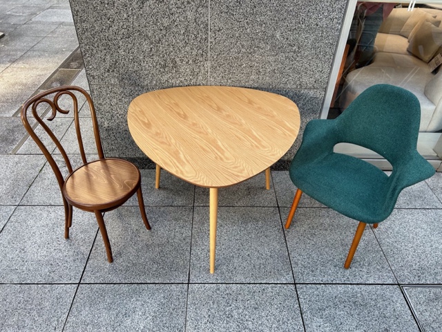 ダイニングテーブルのご紹介】大人気！三角形のダイニングテーブル