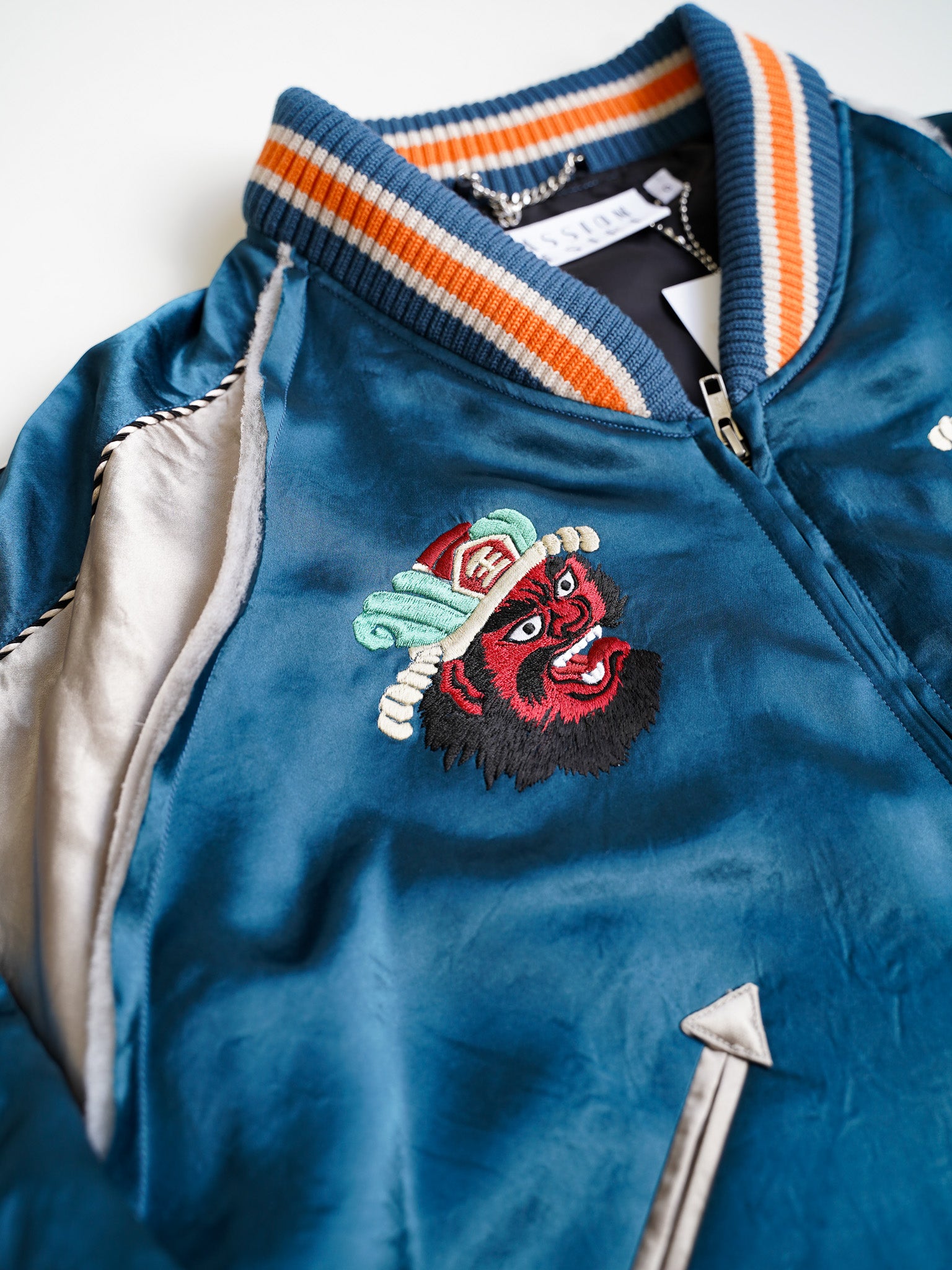 el conductorH CROPPED YAMA KING EMBROIDERED SOURVENIR JKT