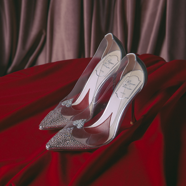 Roger Vivier」ハートが甲に浮いて見える “アイ ラブ ヴィヴィエ”の