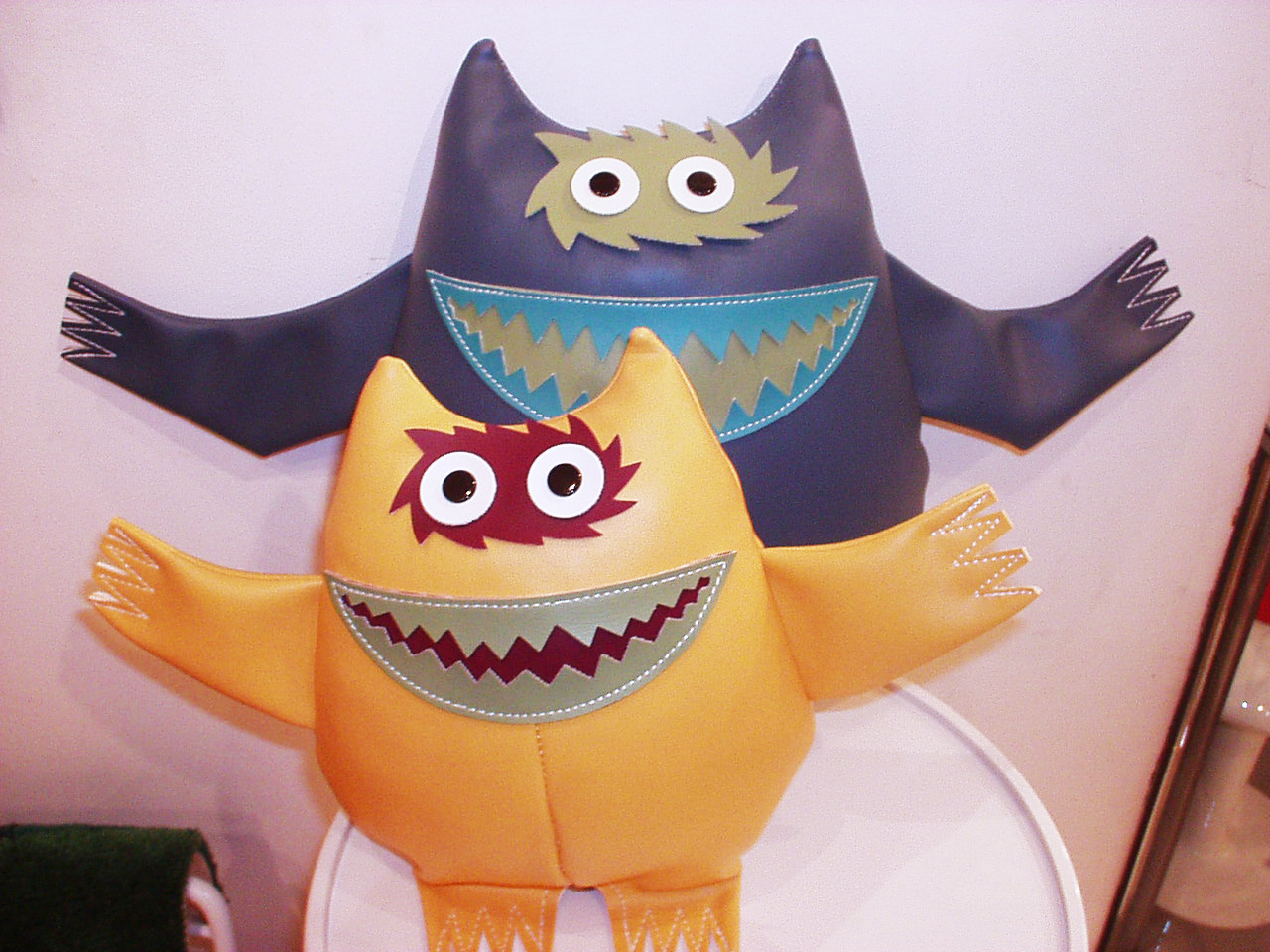 イームズシェルチェアに使われているビニールレザー「ナウガハイド」と