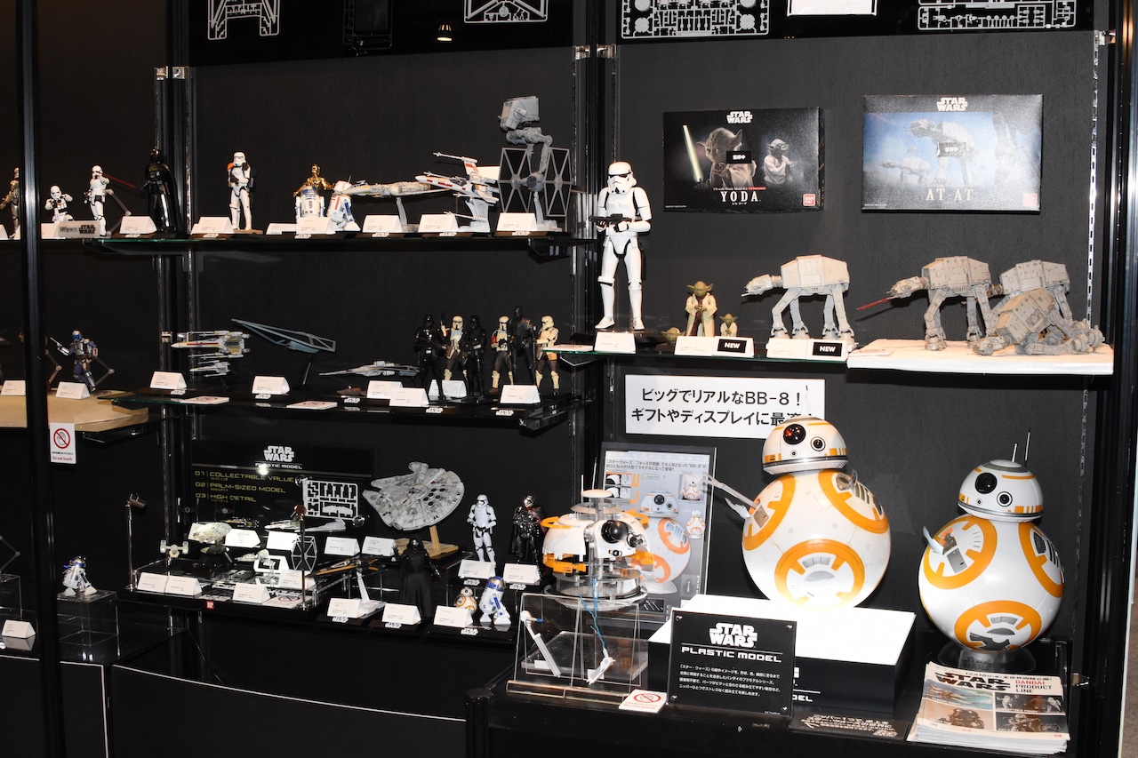 バンダイのブースに展示されている「スター・ウォーズ」グッズ。 [画像
