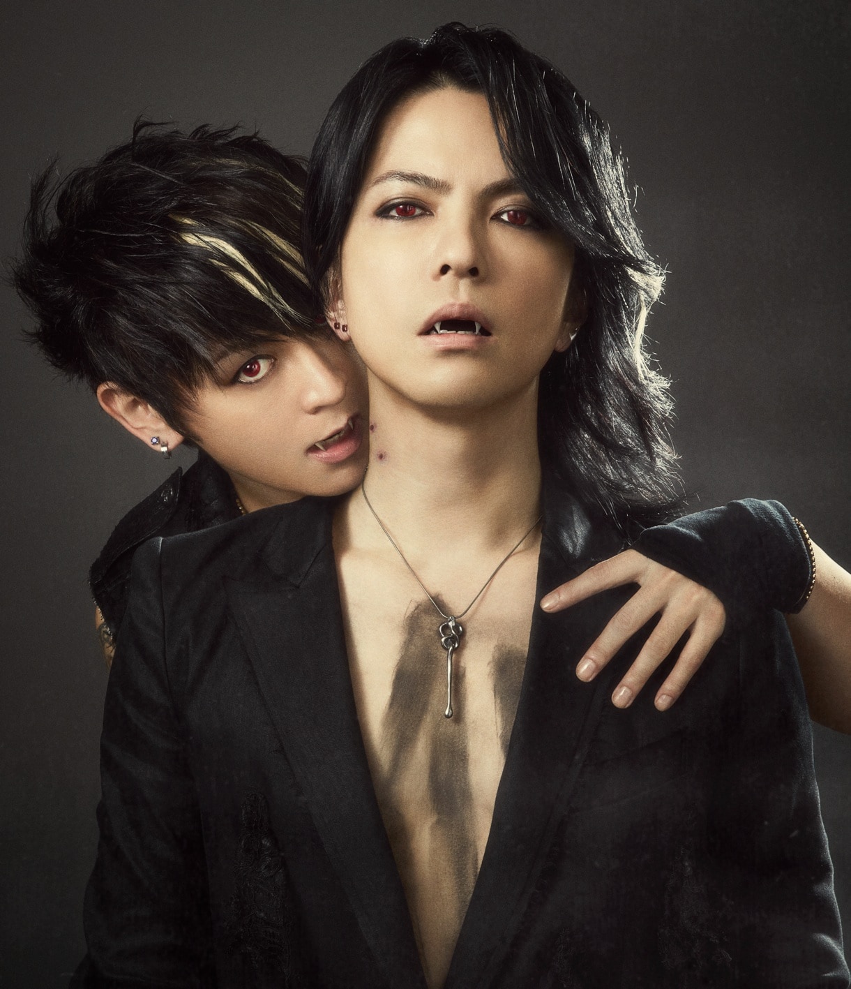 VAMPS、K.A.ZがHYDEに噛み付く新ビジュアル公開 - 音楽ナタリー