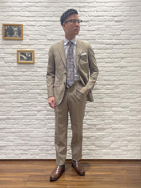 春を先取りしたベージュスーツ | スタイリング