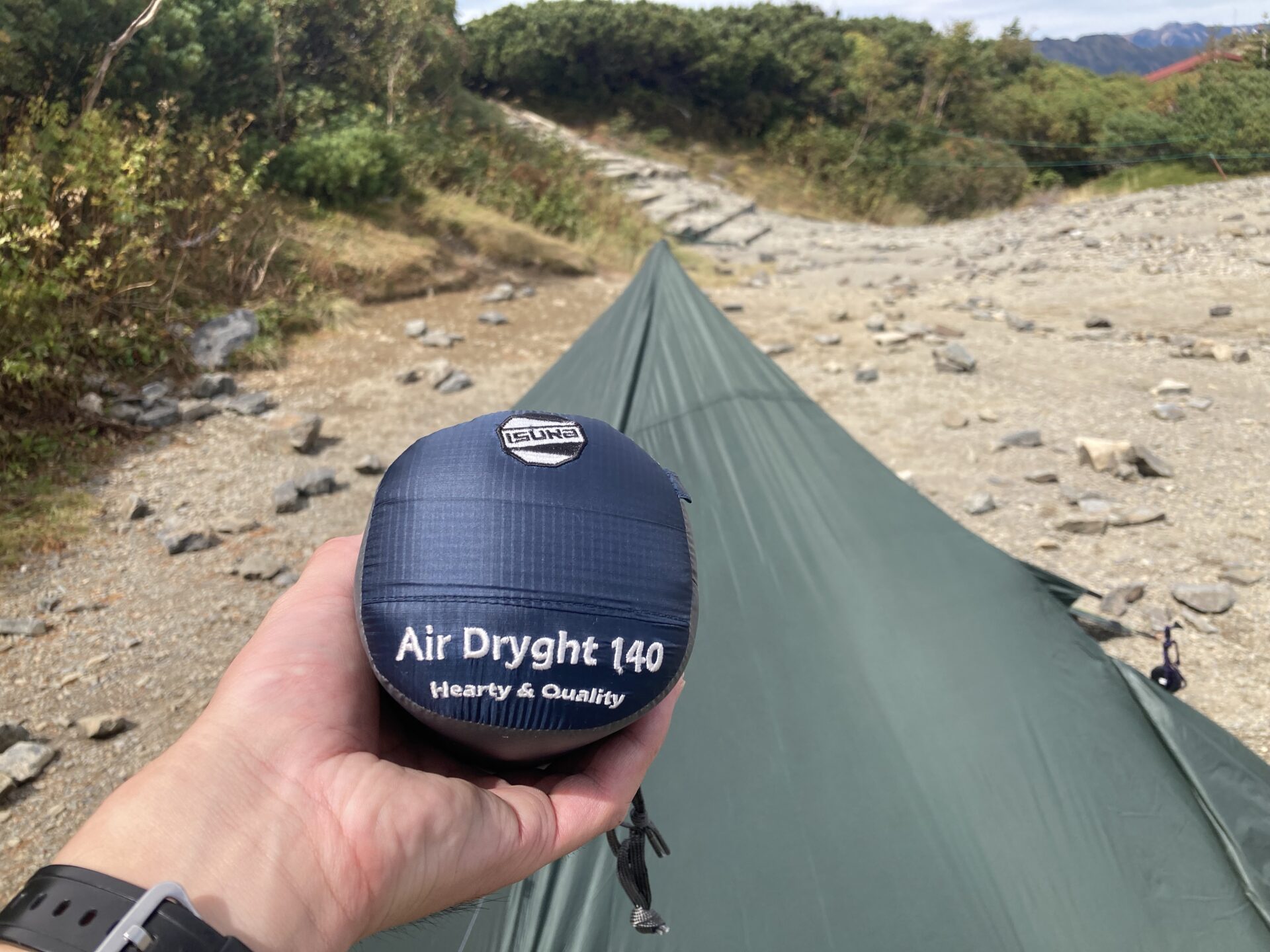 レビュー【イスカ・エアドライト140】軽さを求めて尖った「フードレス