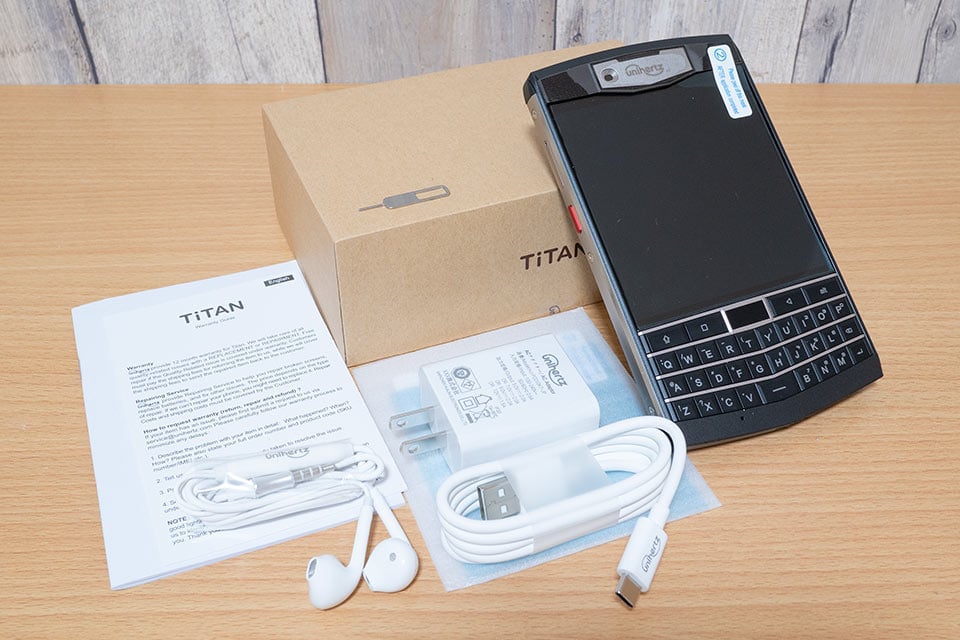 Unihertz Titan 開封の儀：300g超えのキーボード付きタフネススマホに