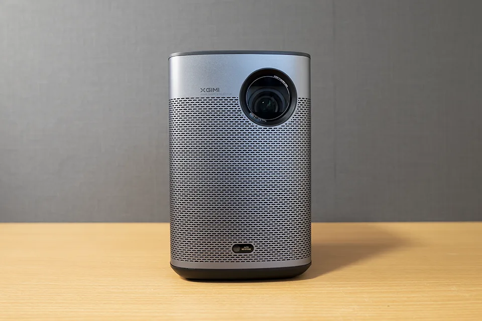 XGIMI Halo+ レビュー：900ANSIルーメンで明るく、バッテリー駆動も