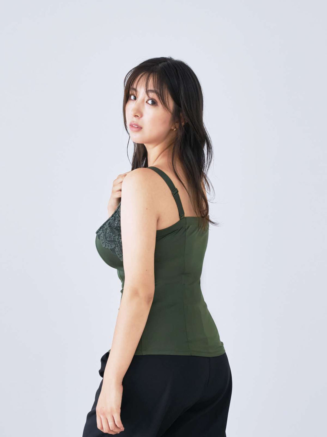 ブラ紐とまるレースキャミソール：カーキ│胸が大きな女性のための