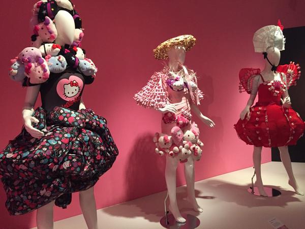 ハローキティドレス！二枚目のキティちゃんのぬいぐるみで覆われた