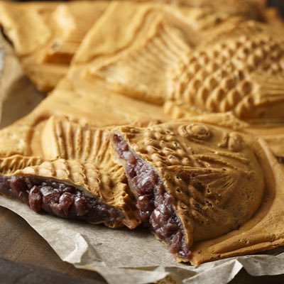 冷たい「漆黒のチョコたい焼き🍫」✨✨ 販売開始しました！ . 真っ黒な