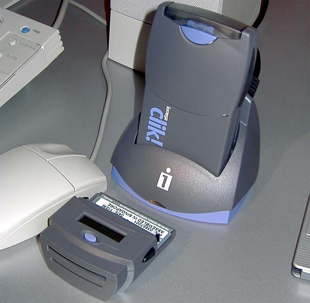 アイオメガ、Clik!ドライブと250MB Zipドライブの日本語版を発売