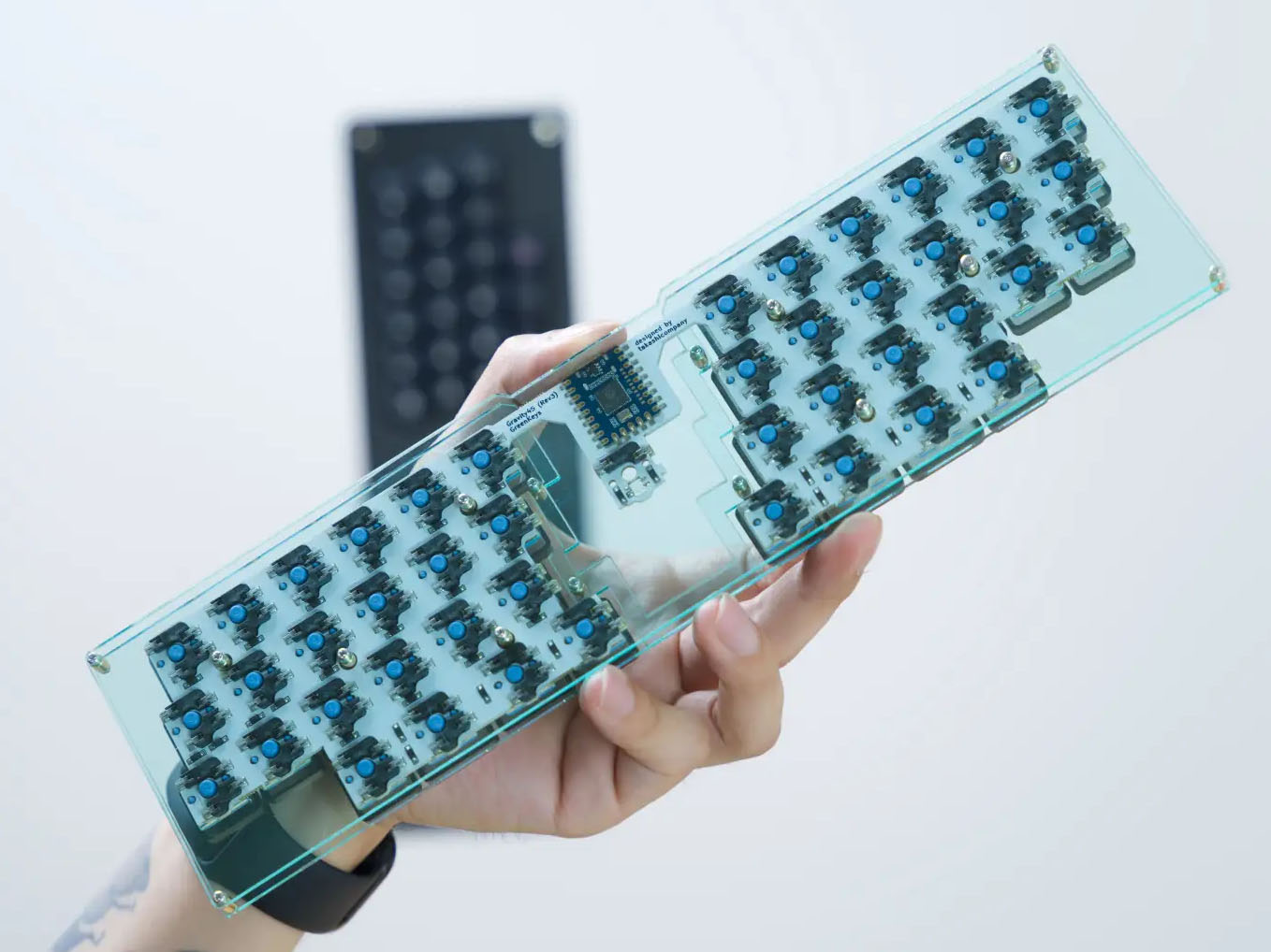 左右セパレートの自作キーボードキット「Gravity45」。キースイッチ