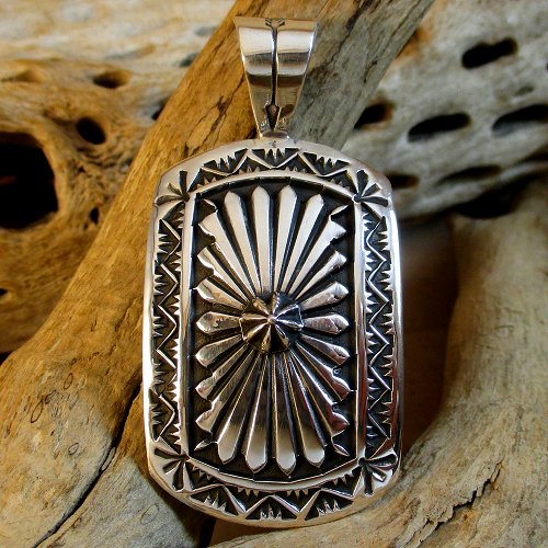 ナバホ族：Sunshine Reeves シールド デザイン ペンダントトップ