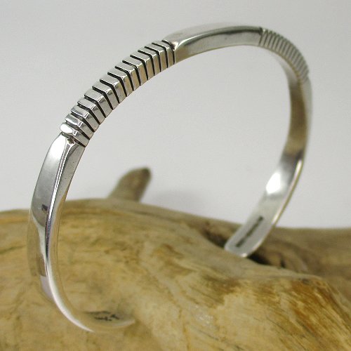 ナバホ族：Jonathan Nez スクエア ワイヤー カフブレスレット - PINE