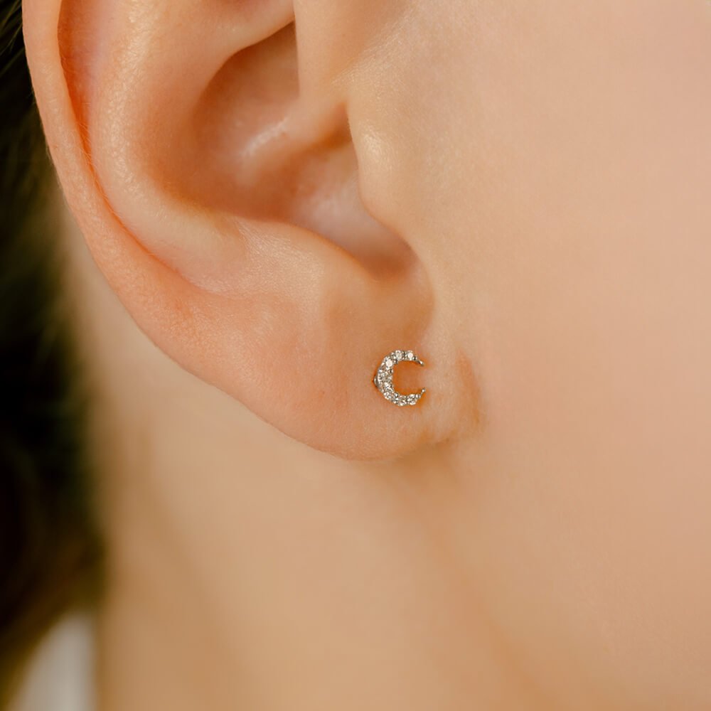 三日月の ボディピアス│シャープな三日月のラインが美しい