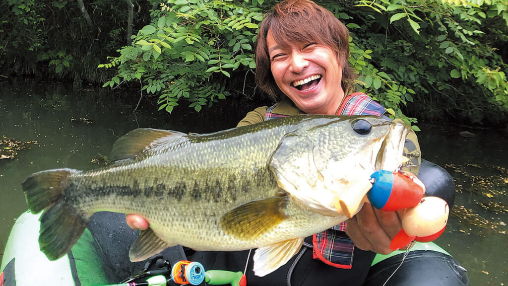 どう見てもほぼ玩具》ルアーってこんなでも釣れるんだぁ……フロッグ