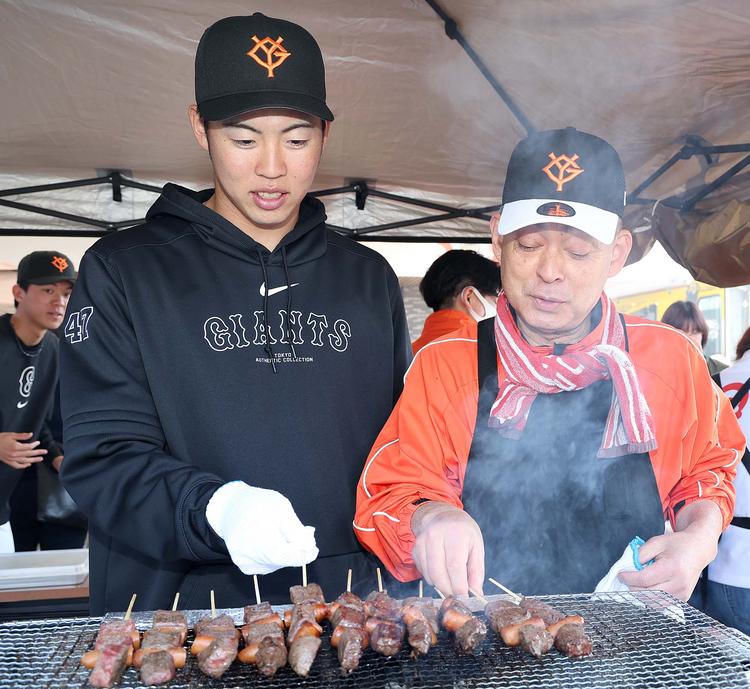 三軍メンバーがキャンプ地・都城の｢道の駅｣で肉の実演販売に挑戦