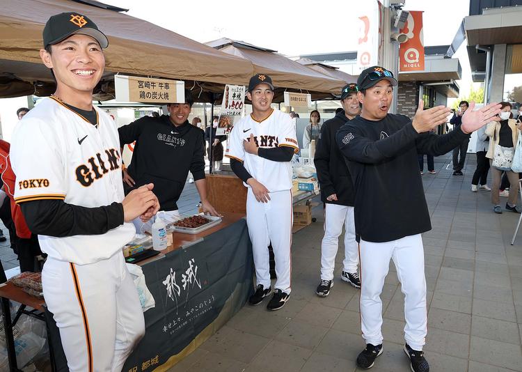 三軍メンバーがキャンプ地・都城の｢道の駅｣で肉の実演販売に挑戦