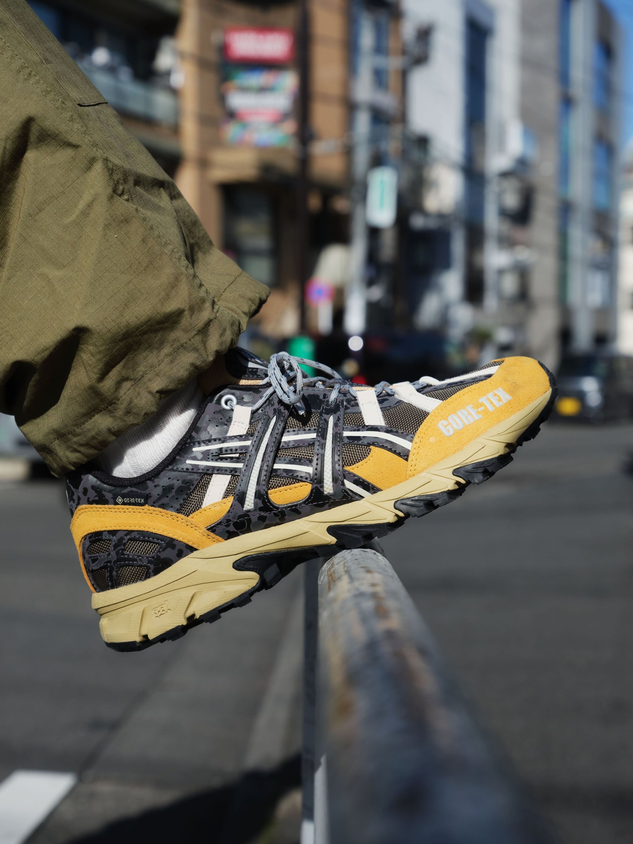 atmosとGRIPSWANYによるアウトドアテイストを盛り込んだ「ASICS