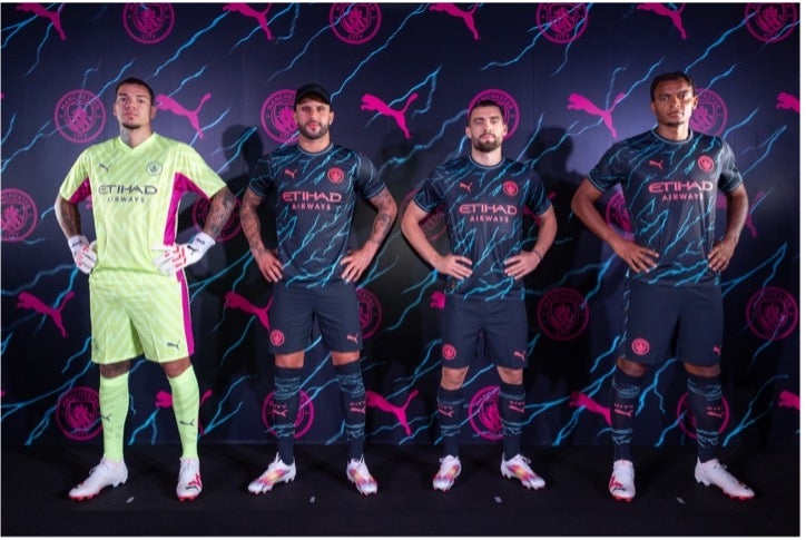Manchester City」のプレースタイルから“電流”や“火花”をデザインに