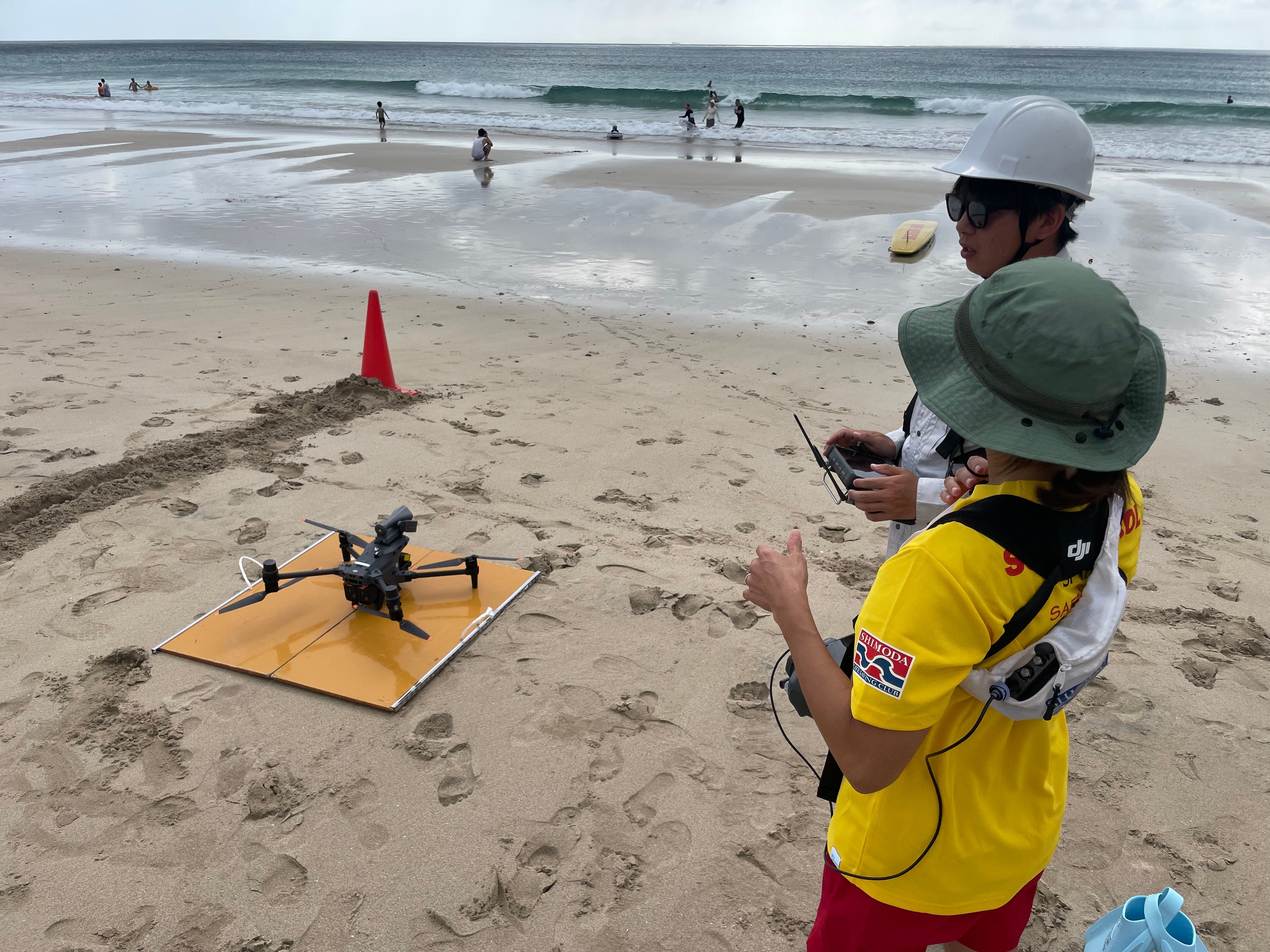 下田で活動するライフセーバーが、海浜回収ペットボトル由来の