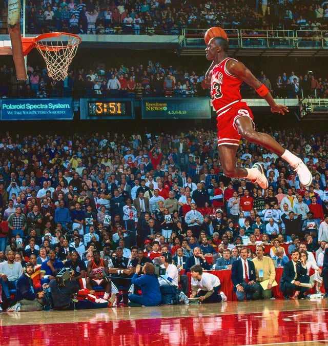 1987年のNBAスラムダンクコンテストでのマイケル・ジョーダンの空中