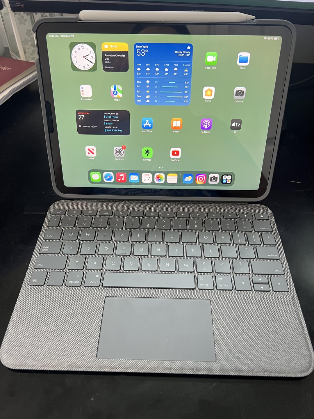 iPad Air 5th Gen 256 GB with Apple Pencil & Logitech Keyboard. I