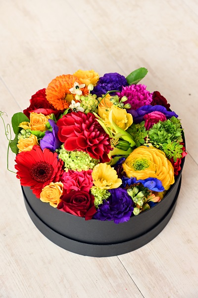 カラフルで賑やかな配色が目を惹くフラワーアレンジメント | 8,000円