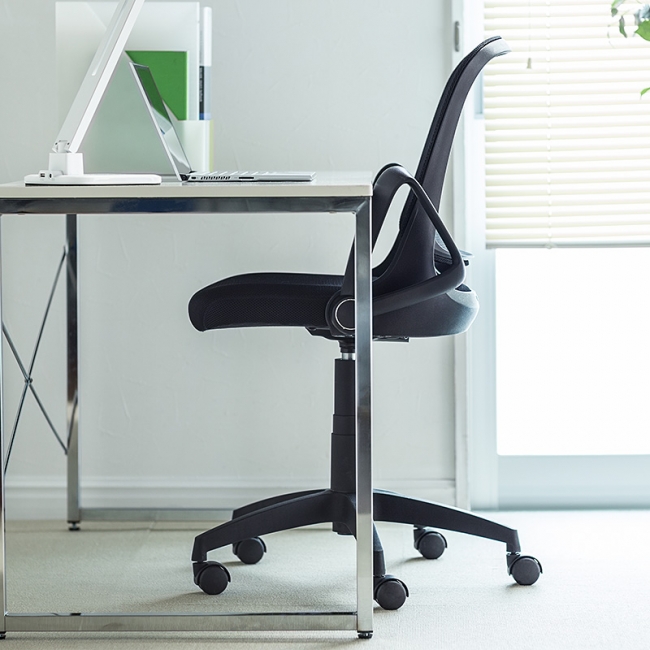 デスクにスッと収納できる、肘跳ね上げ式メッシュチェアを4月23日発売