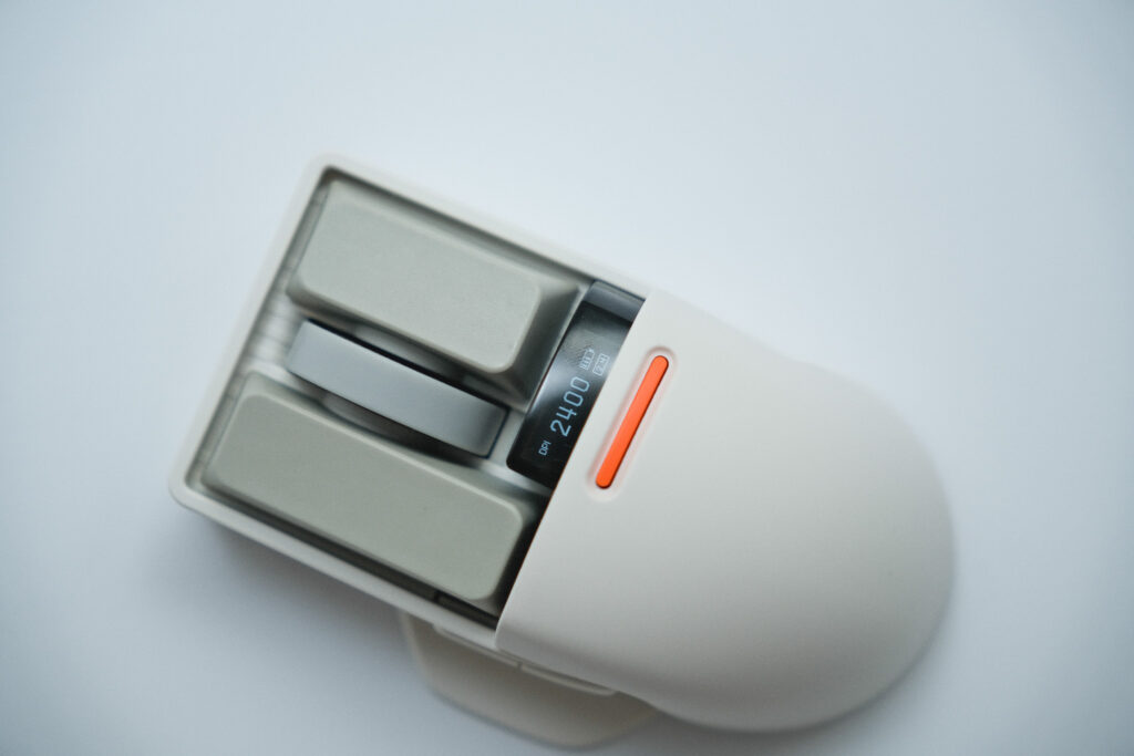 キーキャップをメインボタンに。クラシカルな色味と個性的なデザインが