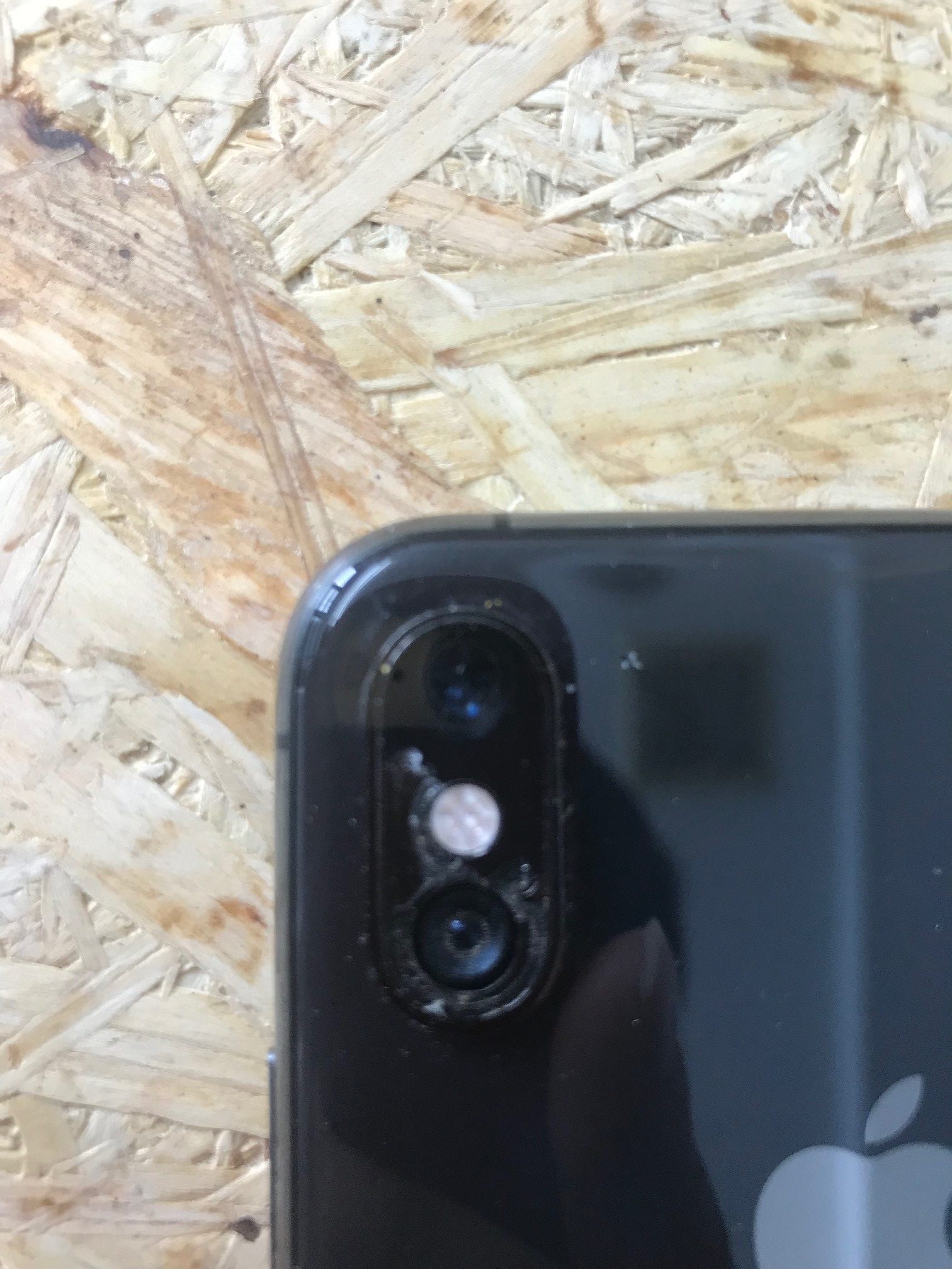 iPhone Xsのアウトカメラレンズ割れ修理で成田市加良部よりご来店頂き