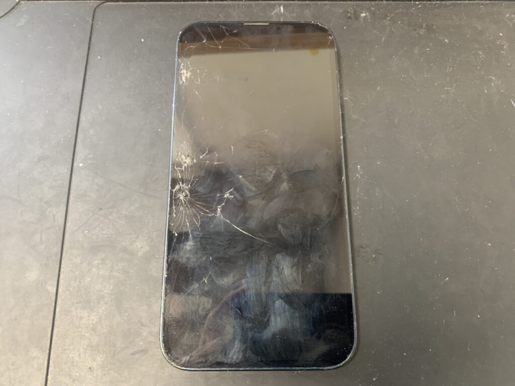 画面が割れているiPhone13も放置せずに早めに修理しましょう！ | 【最