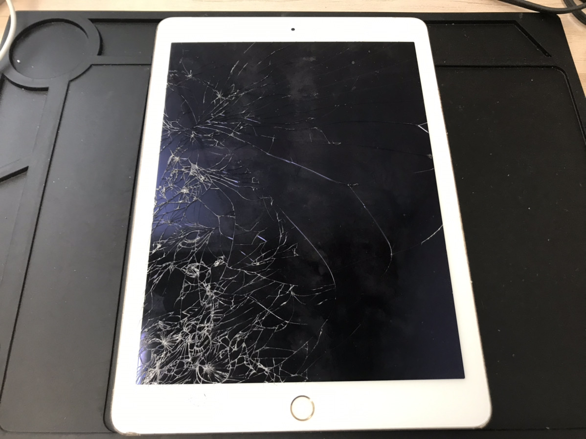 画面がバキバキに割れたiPad Air2の修理依頼 | 【最安値】iPhone修理の
