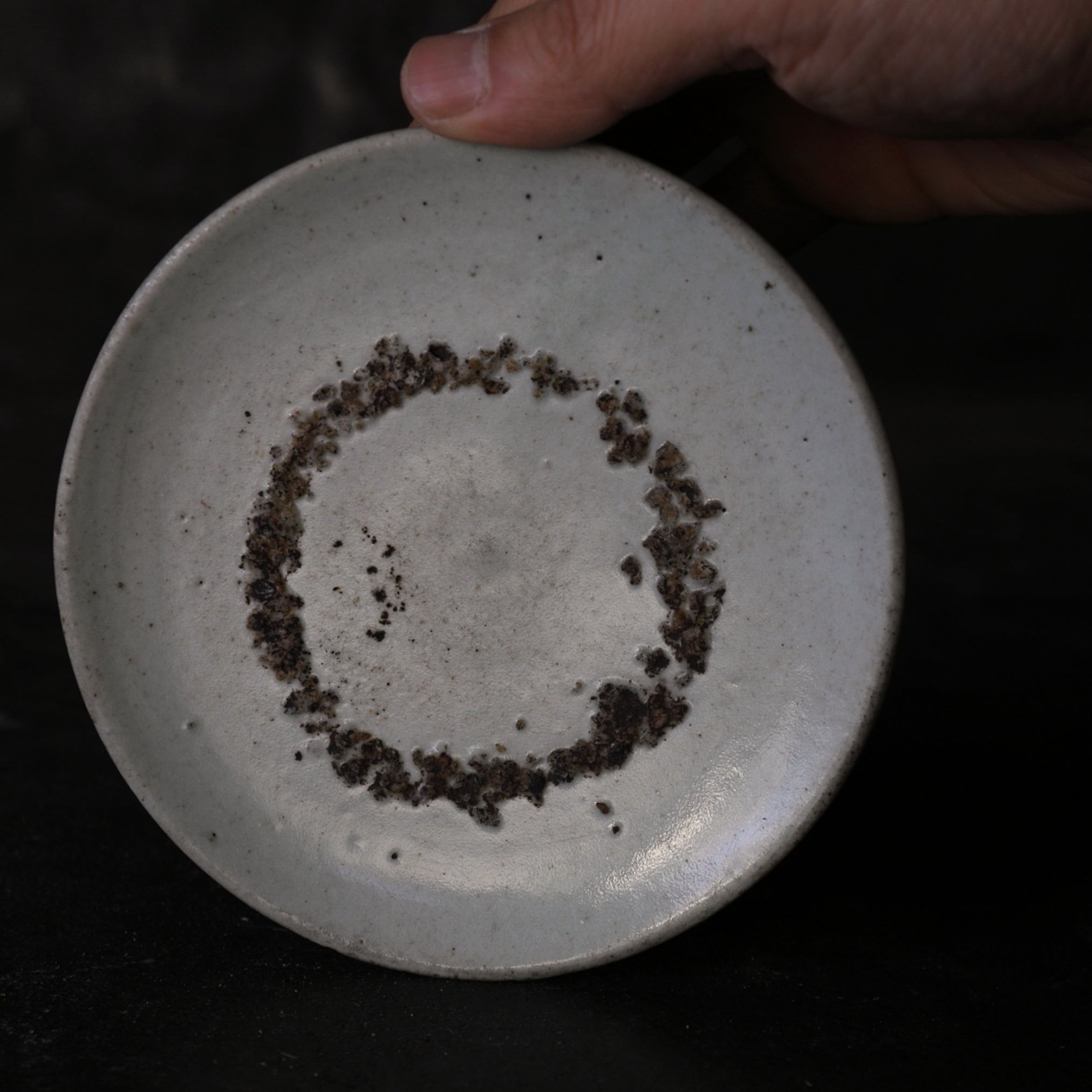 李朝 白磁高坏台皿（1392–1897 CE） | 入蘆花（ロカニイル）