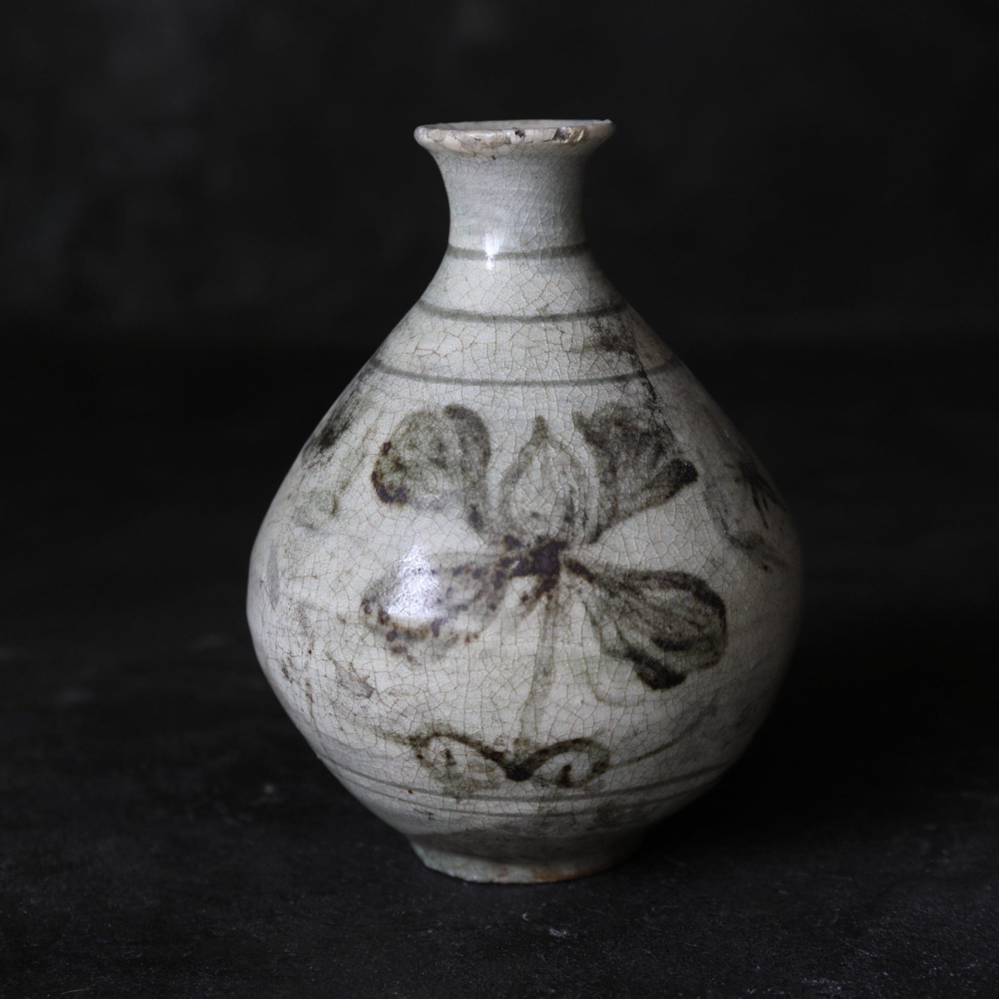 李朝 粉青沙器 鉄絵 草花文瓶（1392–1897 CE） | 入蘆花（ロカニイル）