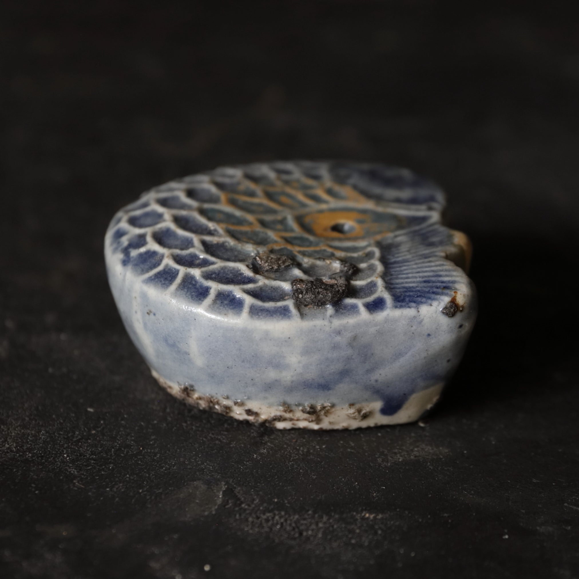 李朝 瑠璃釉鯉形水滴（1392–1897 CE） | 入蘆花（ロカニイル）