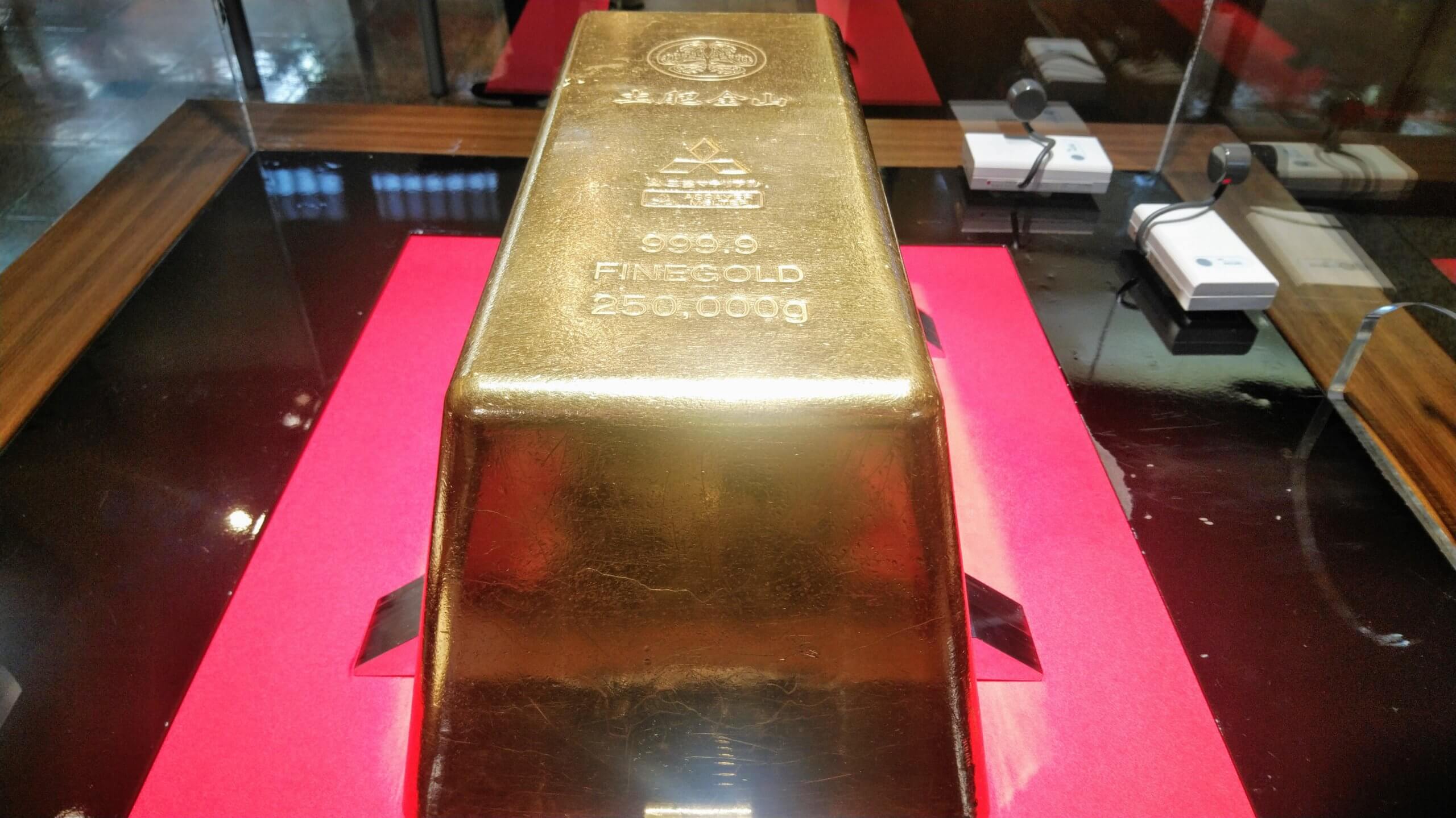 土肥金山】17億8,200万円の金をこの手に！世界最大の巨大金塊250kgと金