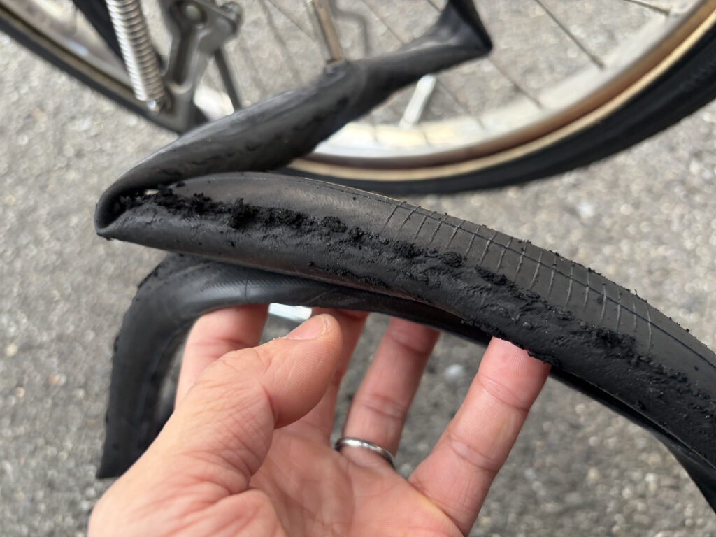 中庄】学生さんの電動自転車パンク修理｜空気圧不足は要注意！その場で