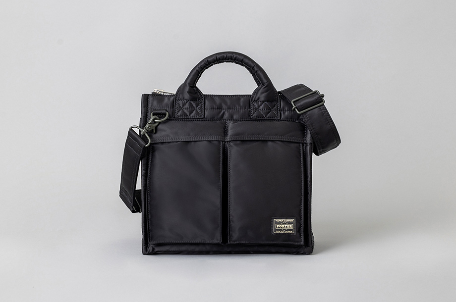 PORTER＞の新生「TANKER」に待望のブラック登場。ジェンダーレスに愛さ