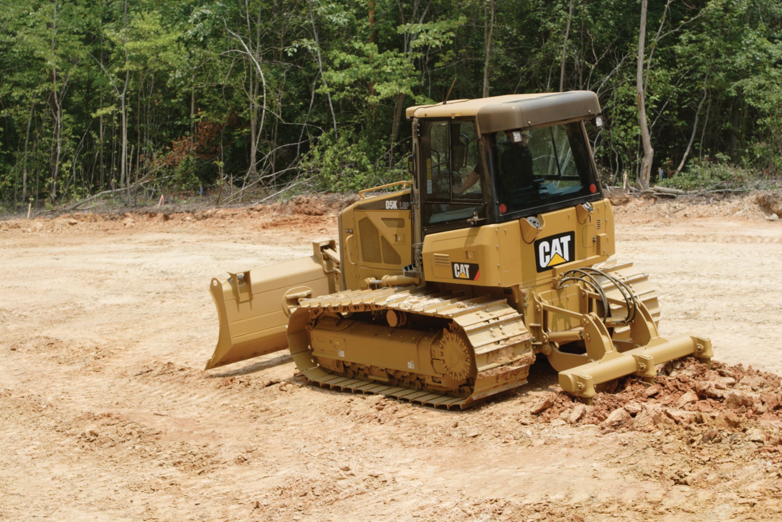 Cat D5K 小型ドーザ | Caterpillar